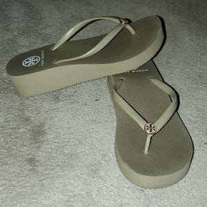 Tory Burch nude wedge / platform flip flops